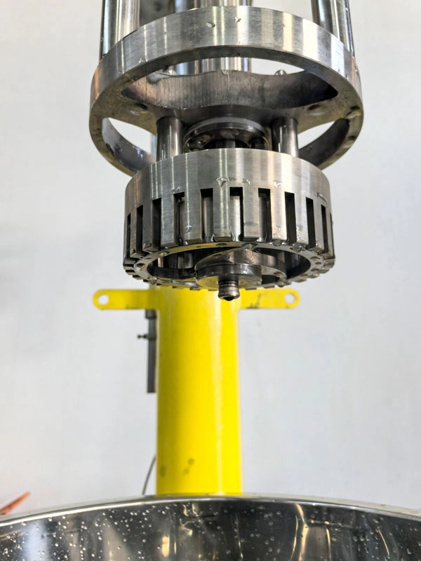 Emulsionante homogeneizador de alto cizallamiento con elevaci&oacute;n hidr&aacute;ulica